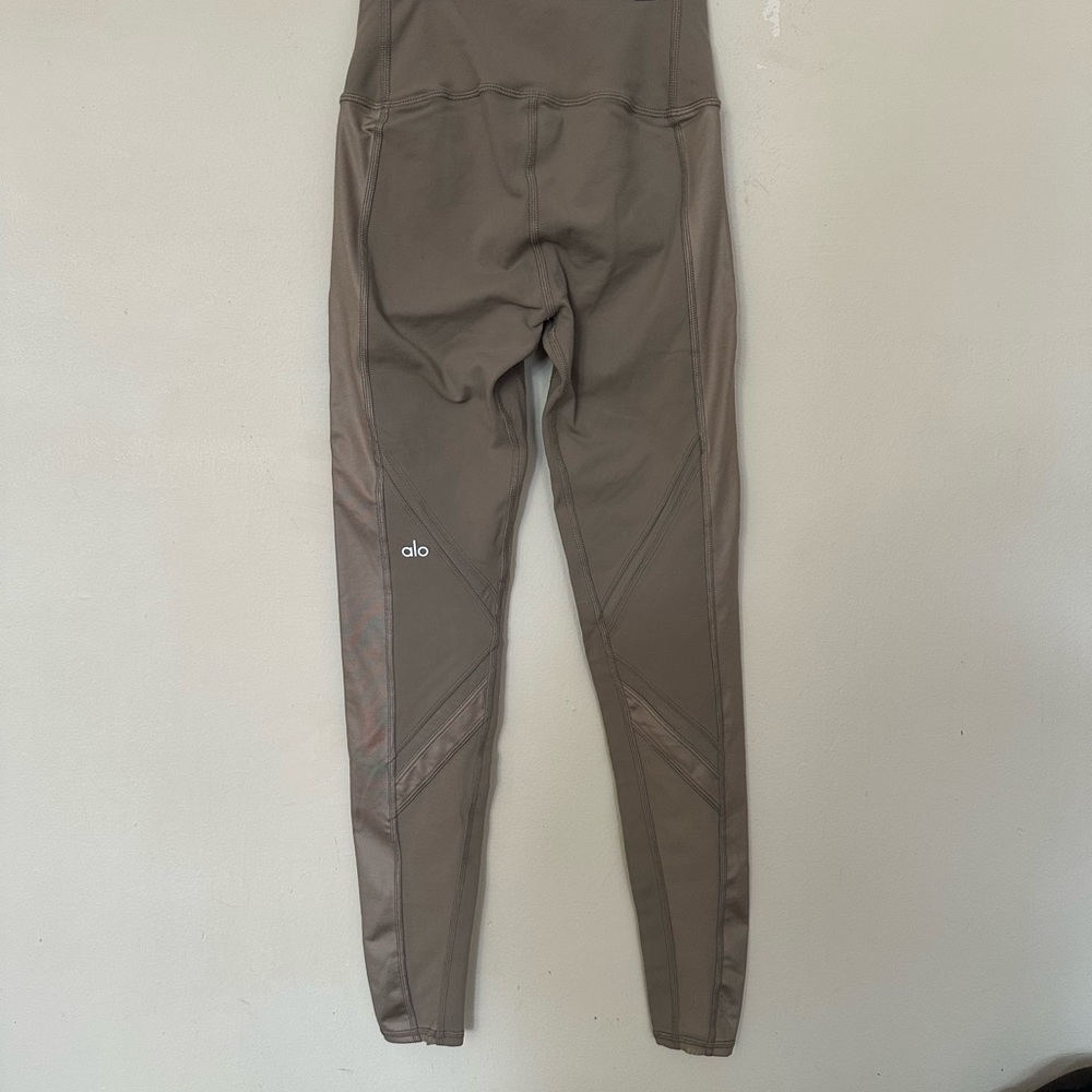 Alo Yoga High Waisted Leggings Epic in Gravel! - Picture 6 of 10